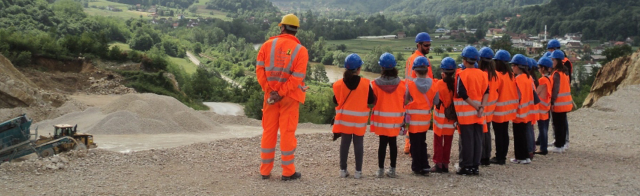 employee with kids teaching about job